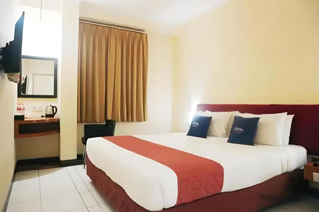 Hotel Marlin Pekalongan Managed By Dafam Exterior photo