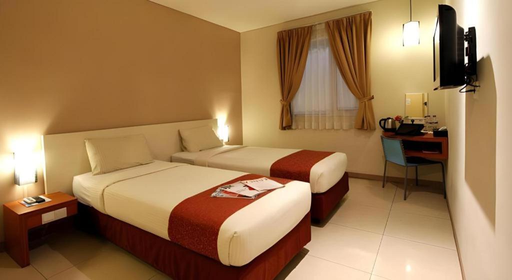 Hotel Marlin Pekalongan Managed By Dafam Exterior photo