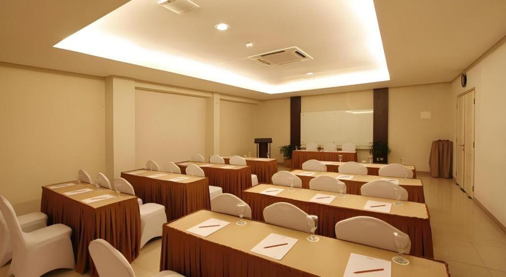 Hotel Marlin Pekalongan Managed By Dafam Exterior photo